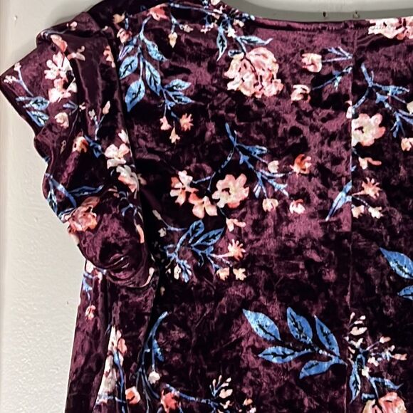 a.n.a Soft Woman’s Top with Ruffle Sleeves and Flower Designs Medium - Picture 7 of 8